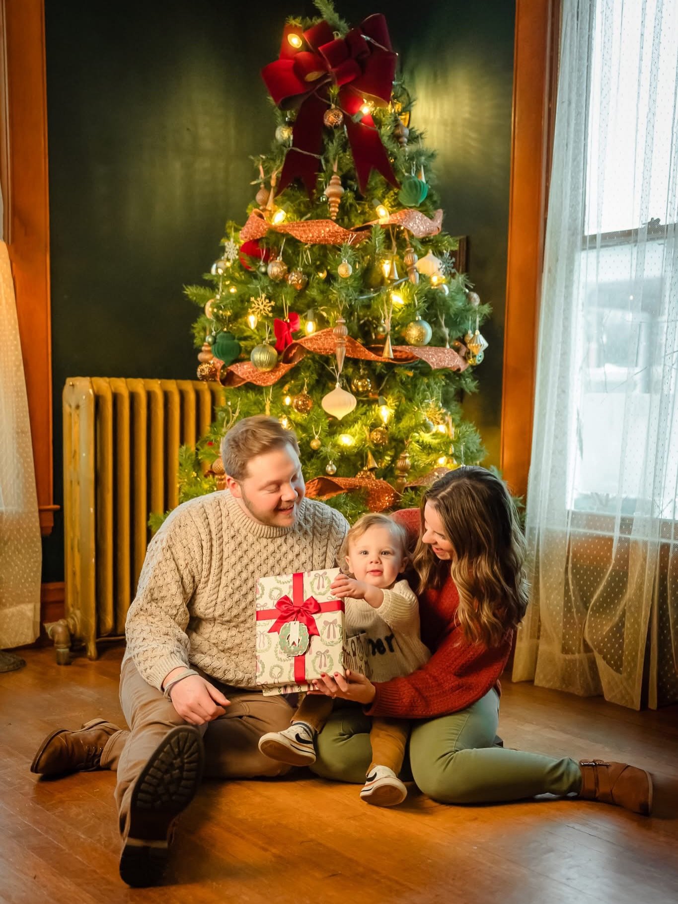 &ldquo;What can we capture in 15 minutes?&rdquo; 👀🎁

More than you think.

Some families want to pop in, create something beautiful for their holiday cards, and get right back to their day &mdash; and that&rsquo;s exactly what these sessions were m