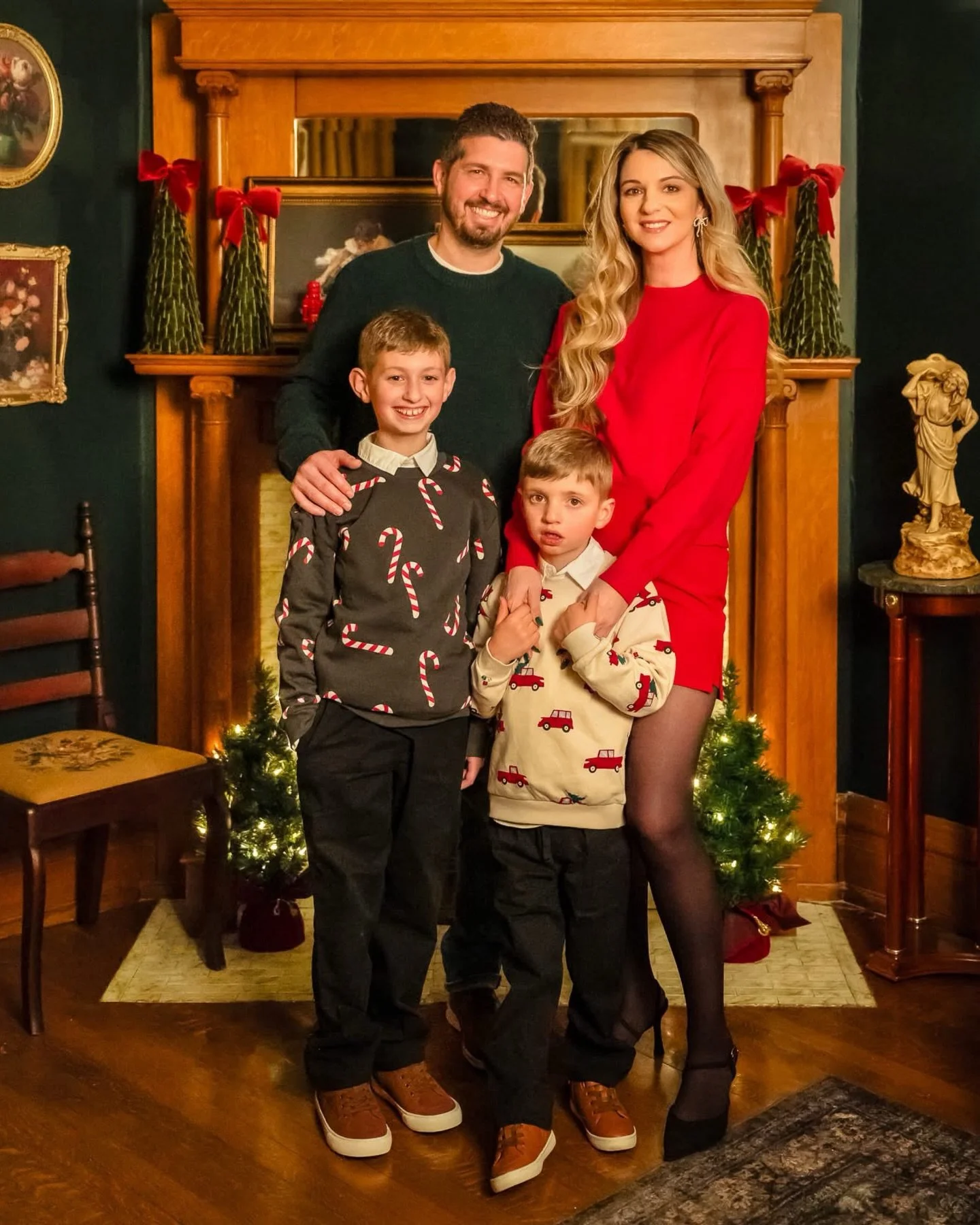 Five days. 🎁 And so the countdown begins!

Jennifer spent weeks searching for outfits for her family &mdash; and you know your local photographer loves a beautifully coordinated ensemble. (Say it with me&hellip; coordinated, not matching 😉)

It&rsq