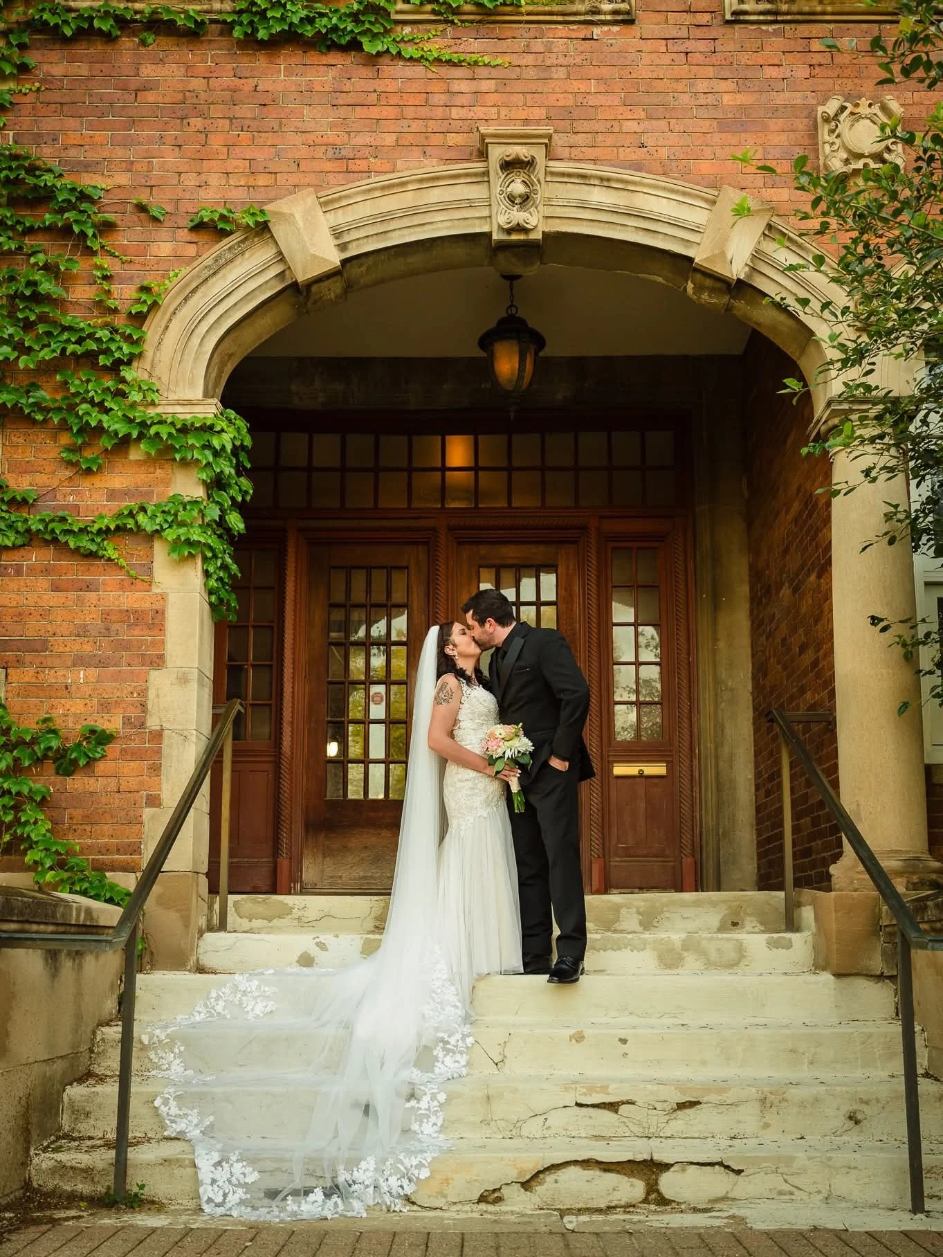 Sometimes golden hour portraits are the only ones you need. ✨

Brittany and Tim chose to enjoy cocktail hour with their guests and stepped away for portraits once everything settled. It was calm, intimate, and Downtown Chelsea framed them perfectly.
