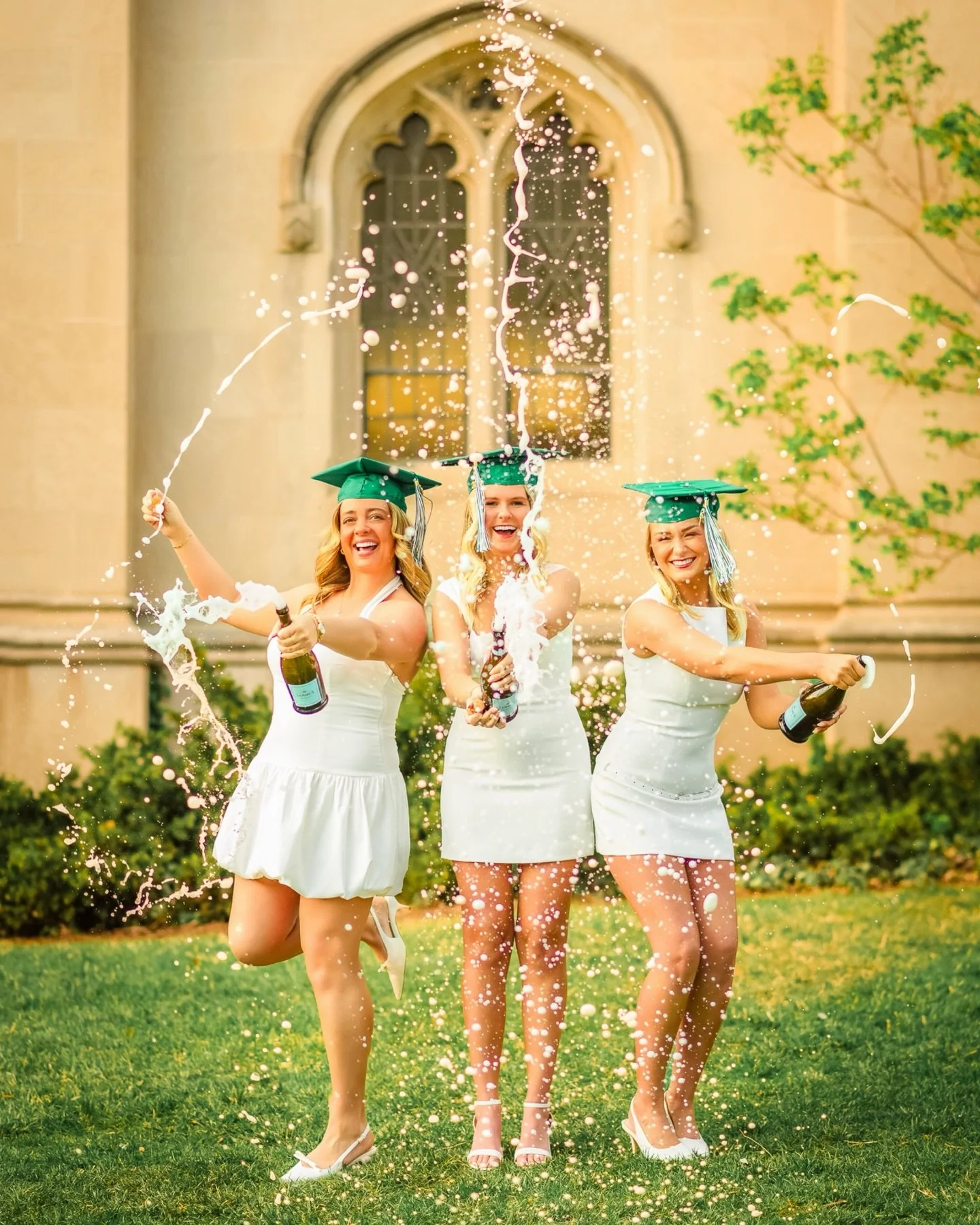 Listen, me, you, my camera, your campus, and your besties 🎓🍾

There&rsquo;s just something about group sessions at the end of a chapter like this. The energy, the chaos, the friendships, it&rsquo;s all part of it.
Let&rsquo;s go to your favorite sp