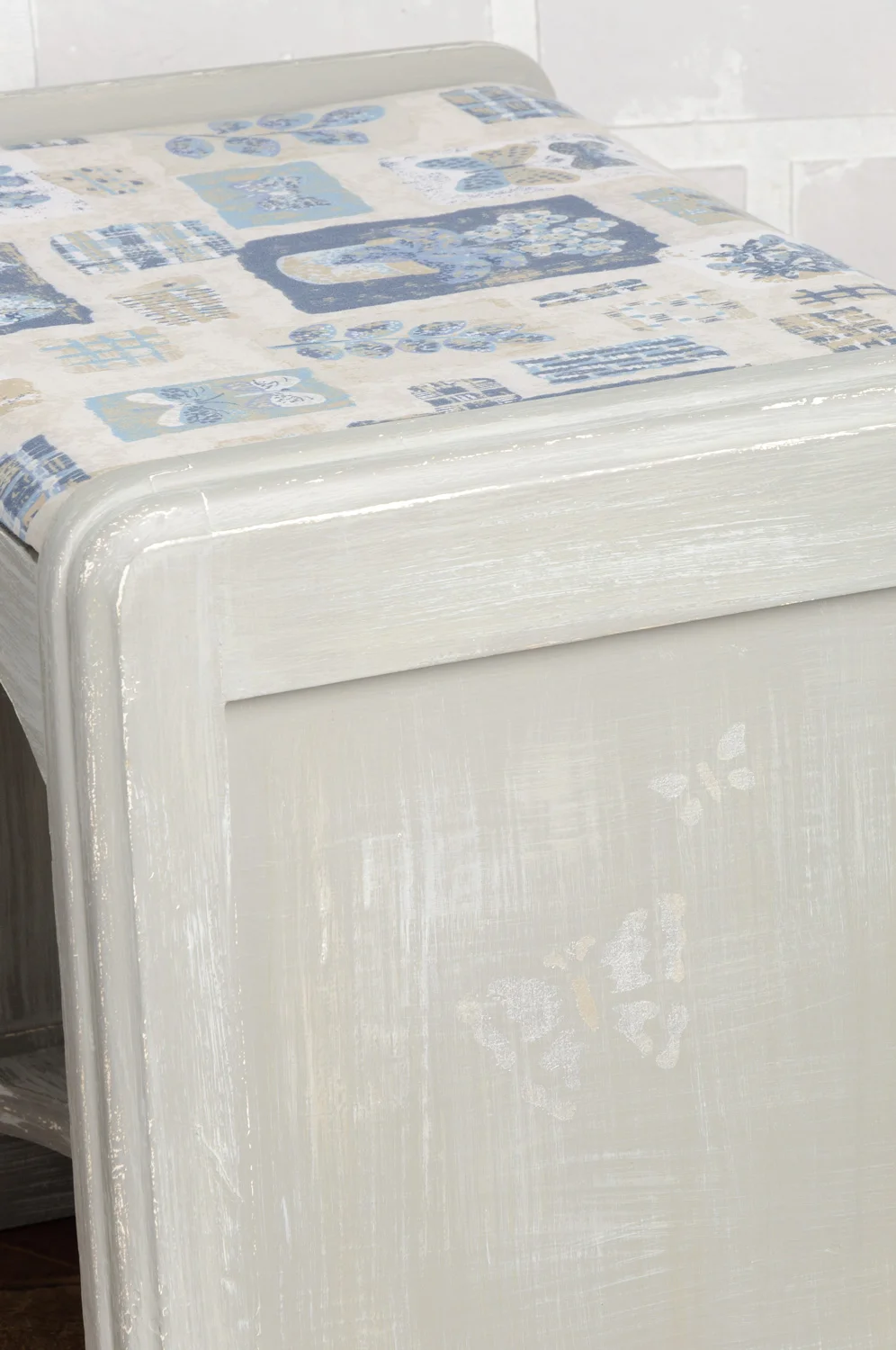 stool painted with Fusion mineral paint (custom mix of bedford and algonqiun) via My Painted Door (.com)