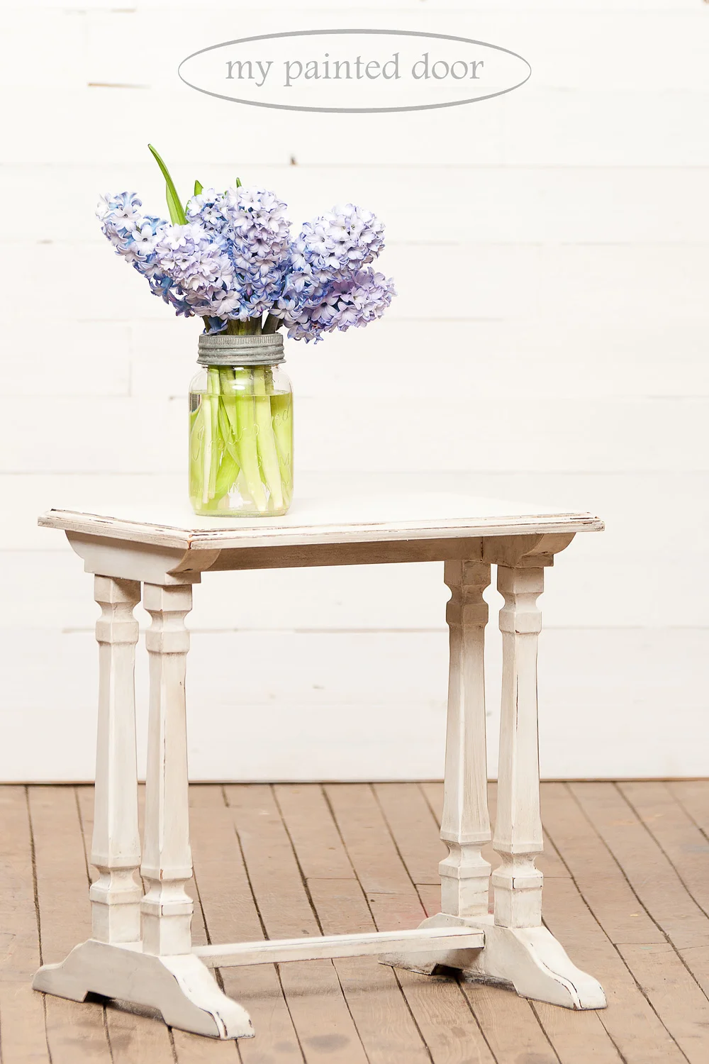 End table painted with Miss Mustard Seed's Milk Paint in Ironstone and waxed with Furniture Wax and Antiquing Wax
