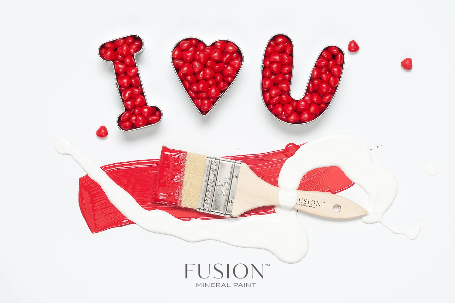 Fusion Mineral Paint in Fort York Red and Picket Fence are the perfect colours for Valentine's Day!