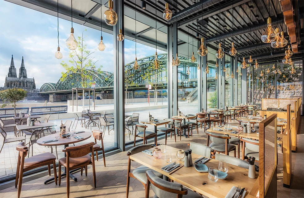 Hyatt-Regency-Cologne-Grissini-Cathedral-View small.jpg