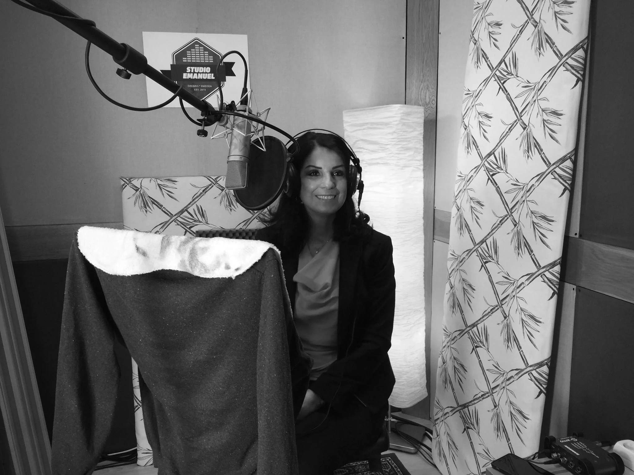 Soheila Fors, på plats i studion, för inläsning av efterordet på sin bok " Bakom varje fönster bor ett hjärta ".
