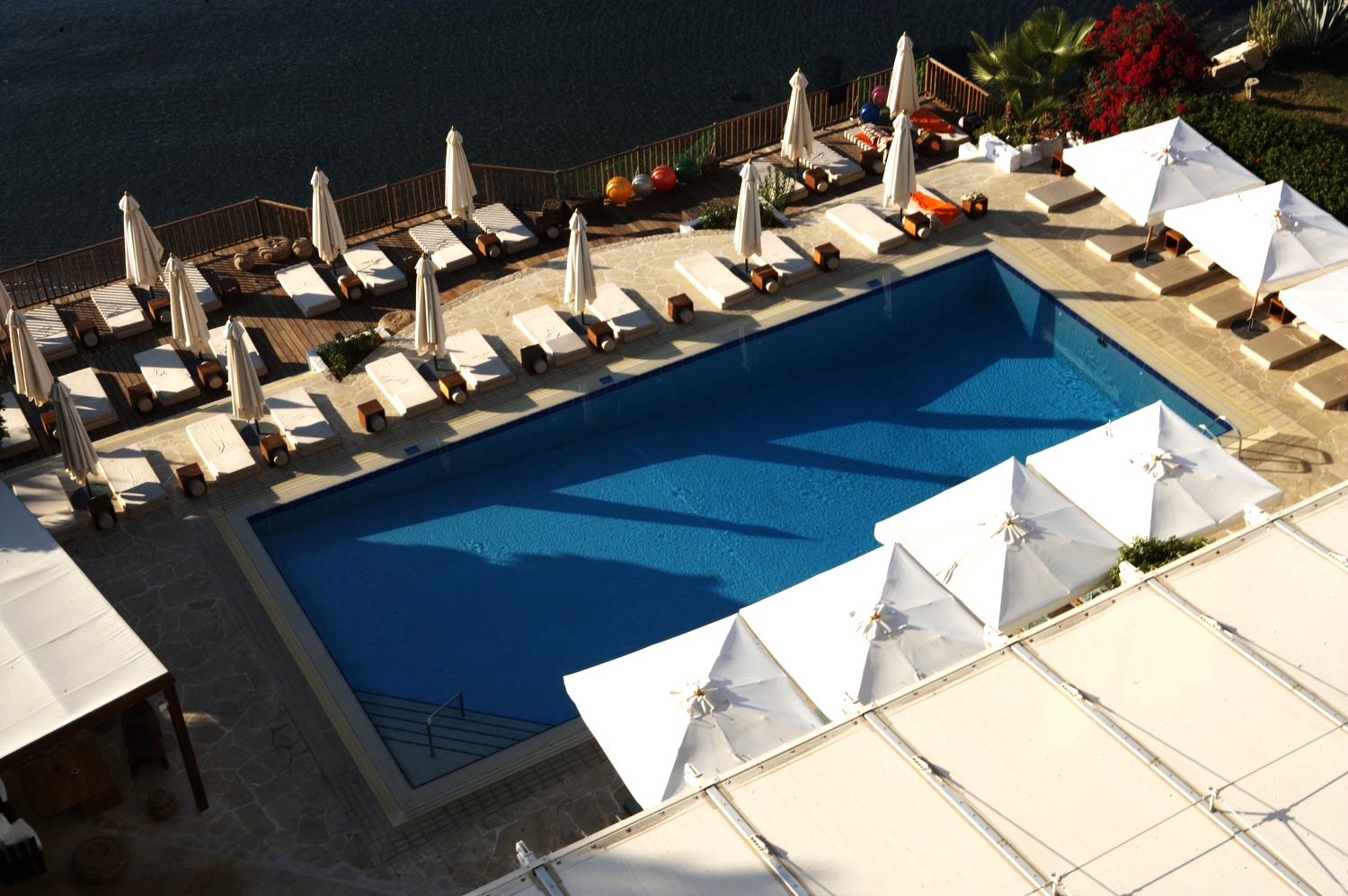 H10_Pool_and_sea_view.jpg