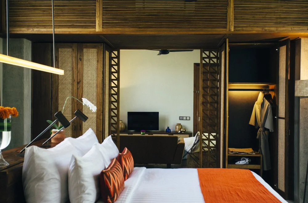 2015_BISMA8_room_bed_tv.jpg
