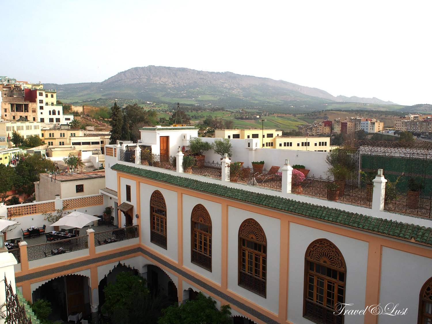View of the garden and breakfast area from the terrace.