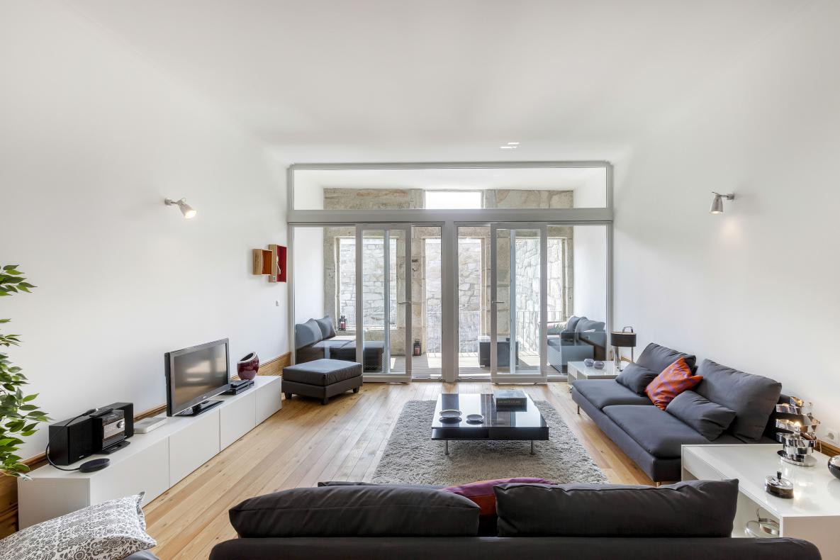 dOf Cards 1 room apartment fits up to 5 guests, 130 square metres in total space. The referred area includes the 12m2 private balcony.