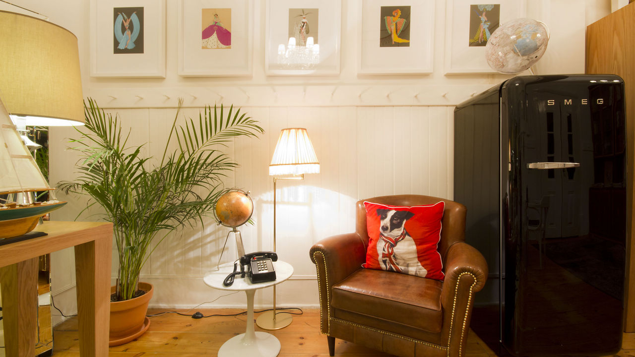 There's a communal area to swap tales in the lounge, in addition to free breakfast and helpful staff.