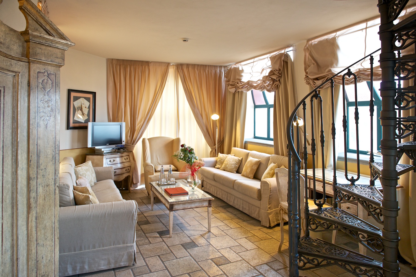The villa boasts twenty-three rooms and suites and four brand new luxury apartments designed by internationally renowned florentine interior design Studio Area Firenze, located in a unique, historic setting. 