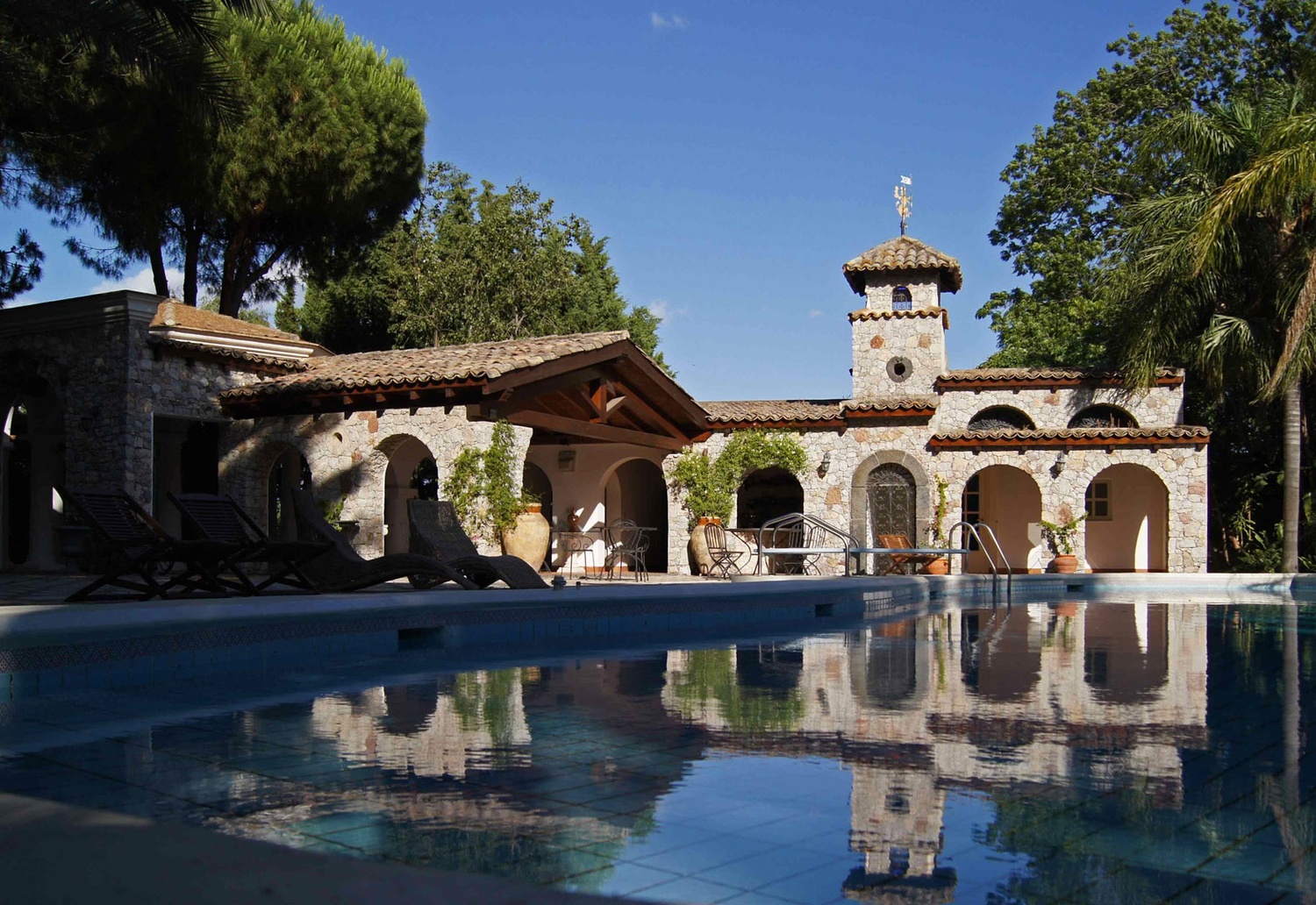Guests can congregate in the pool area with its covered patio, in white stone, which blends in perfectly with its surroundings of wonderful flowers, indigenous and rare tropical plants.