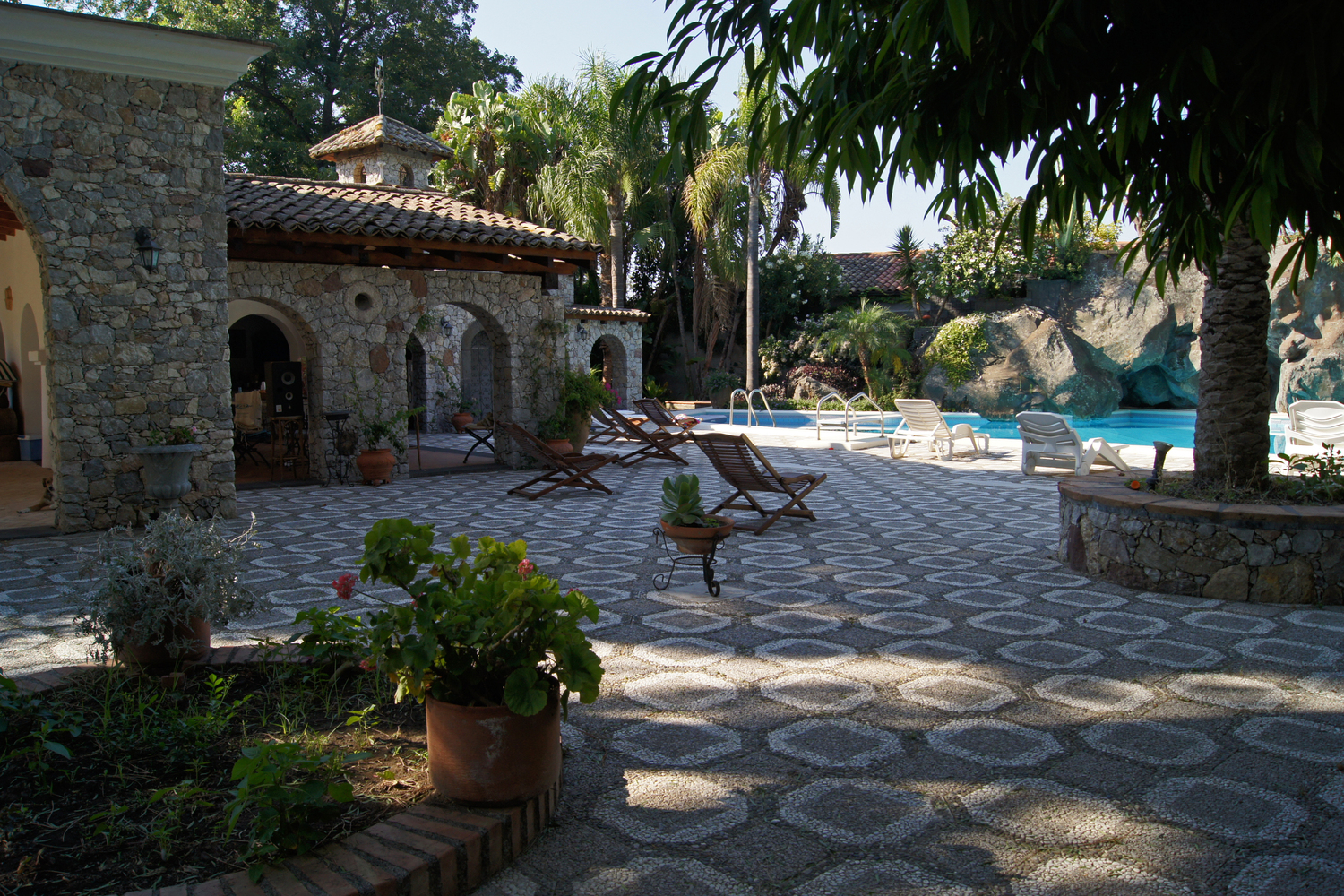 You can relax by the pool, on one of the patios or lie in a hammock with a book immersed in the surrounding greenery. Also, why not take an active part in some of the farm activities: help in the vegetable garden, collect the freshly laid eggs in the henhouse or visit the orchard to sample some of the fruit straight from the trees?