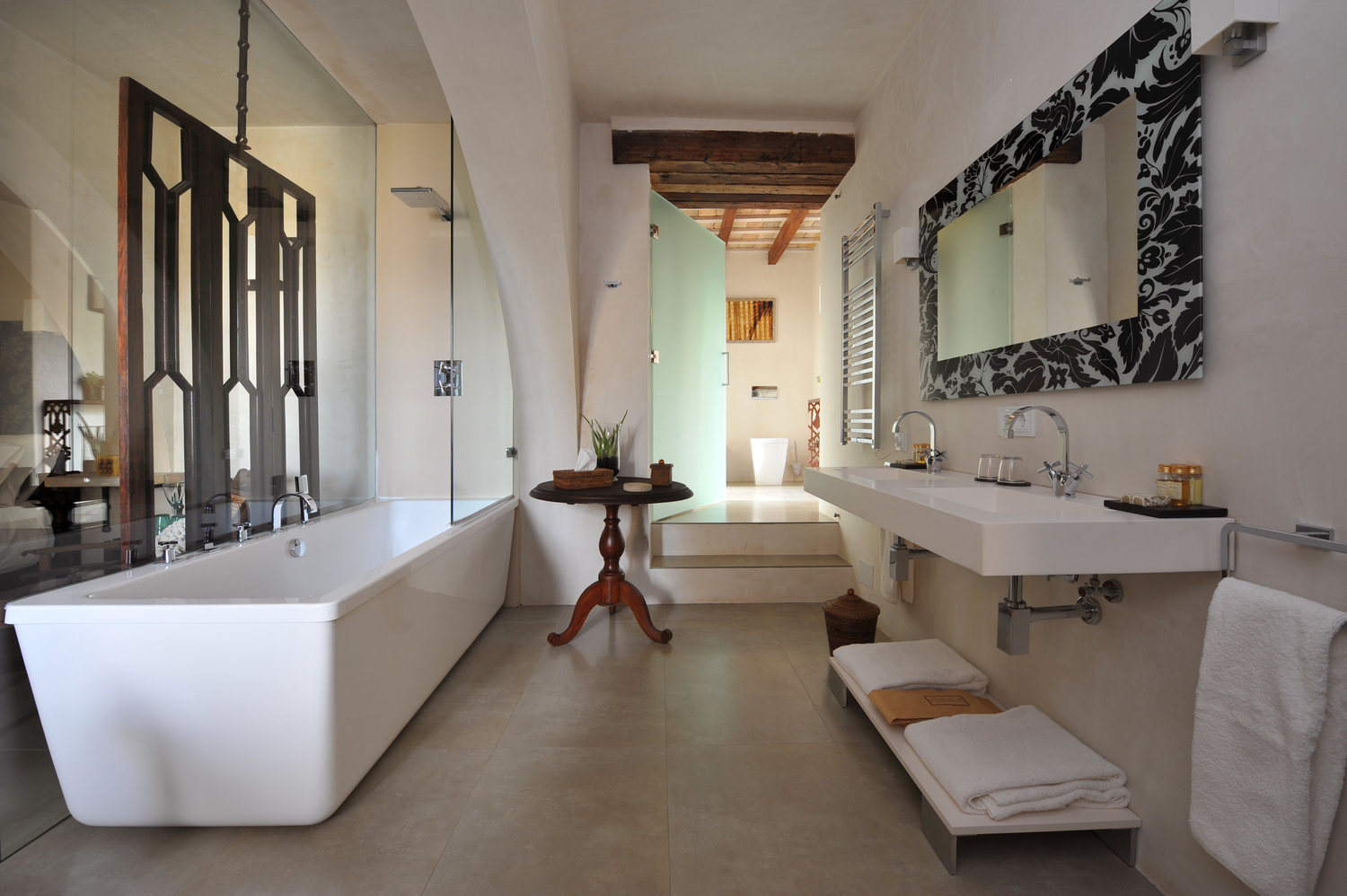The elegant design bathroom in the superior room. In these rooms you can expect free high speed WiFi, TV, air conditioning and floor heating.