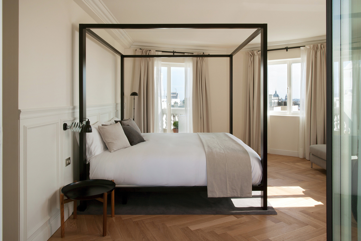 Choose your comfort between the Deluxe, Premium and Suite rooms with views.