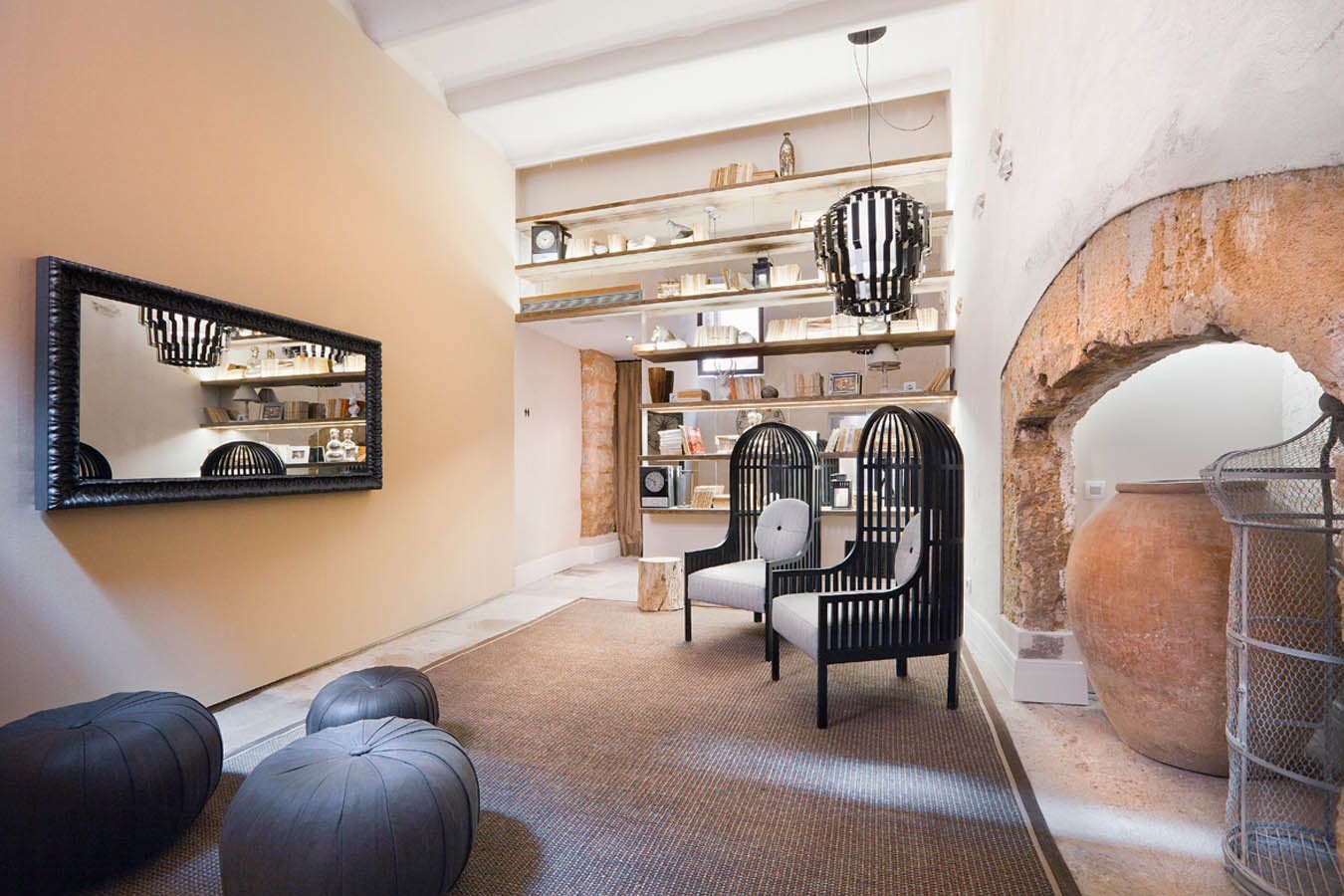 This is the library on the ground floor, where it semi-connects to the English Salon in which you can enjoy comfy armchairs and sofas whilst reading a book. Comfortable spaces to relax, have a drink or play a game of chess. It is perfect for events or private celebrations, whether with a living room set up or transforming it into a warm meeting room for groups of up to 30 people.