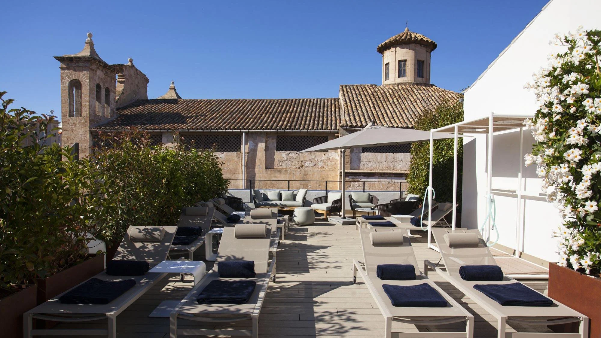 boutique-hotel-sant-jaume-palma-de-mallorca-poolside-lounge.jpg