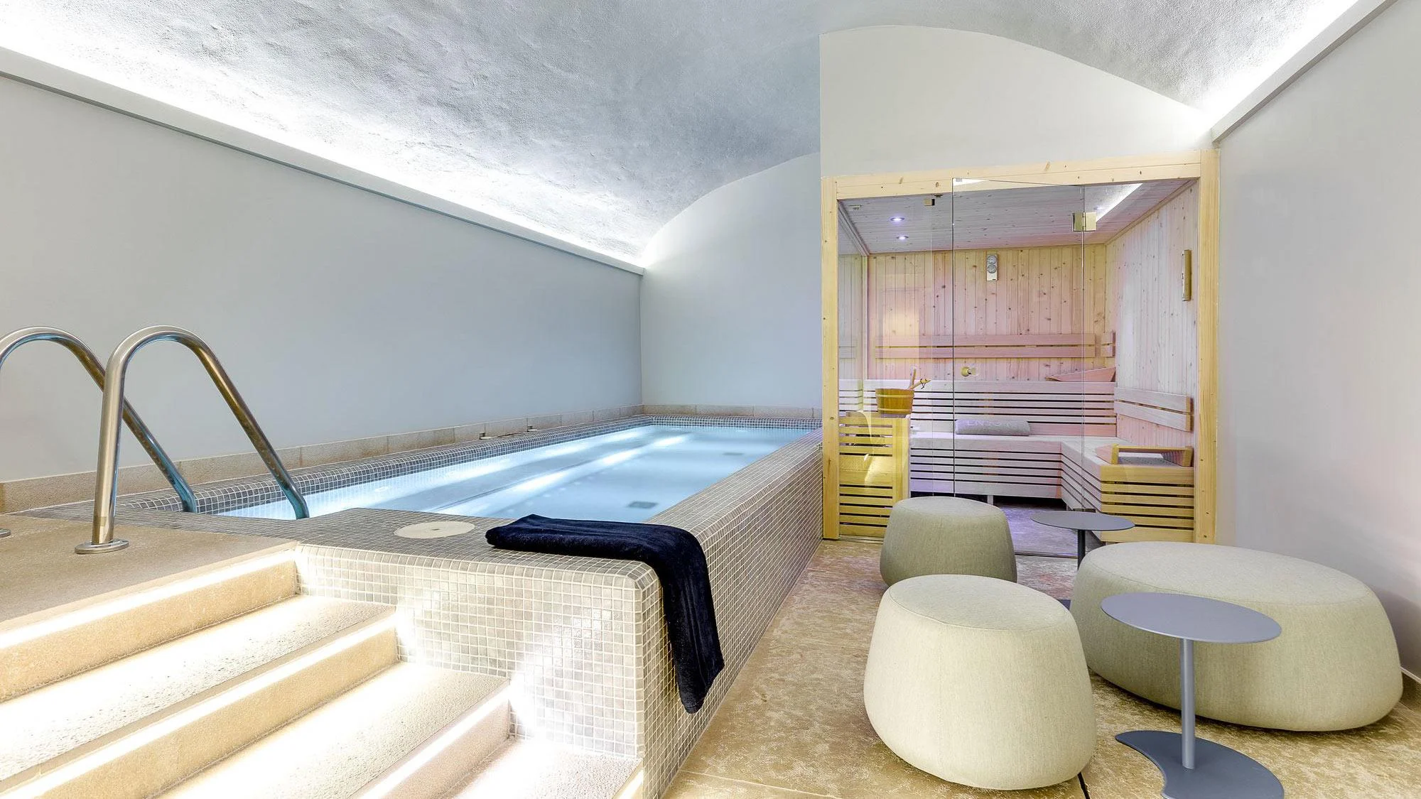 boutique-hotel-sant-jaume-palma-de-mallorca-spa-pool.jpg