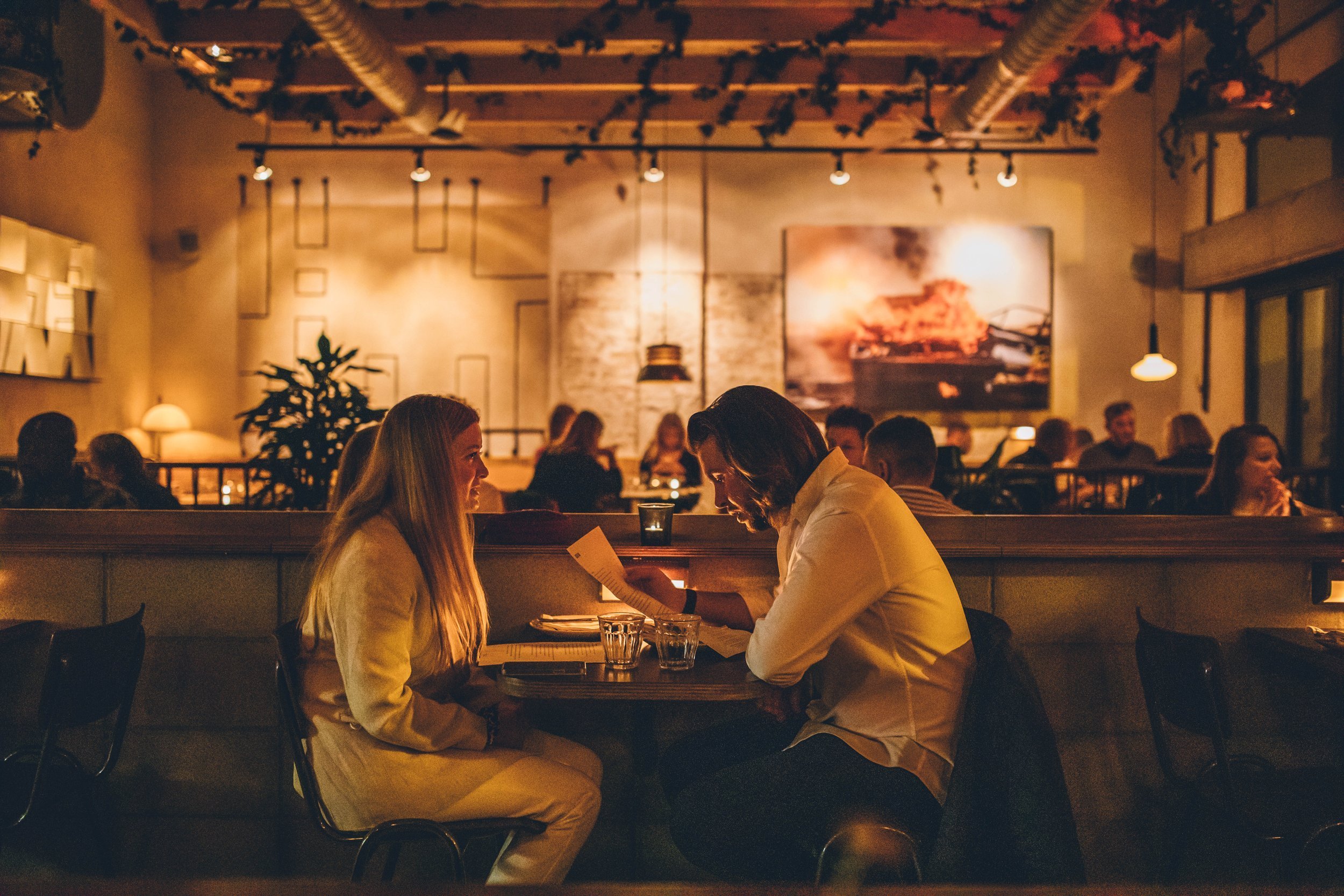 Benzina_restaurant-barcelona-couple.jpg