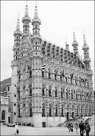 leuven-stadhuis zwartwit.jpg