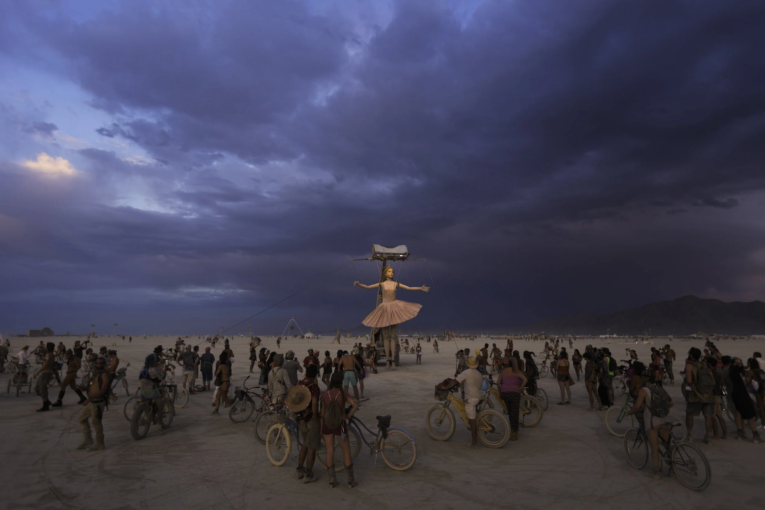 Step Forward is a young girl who dreams of a better world in which everybody loves each other. One day she wakes up in an unknown place where she doesn’t really know if she is awake or in a wonderful dream. She watches in amusement all that takes place around her at the time she gets involved in Burning Man’s experience.