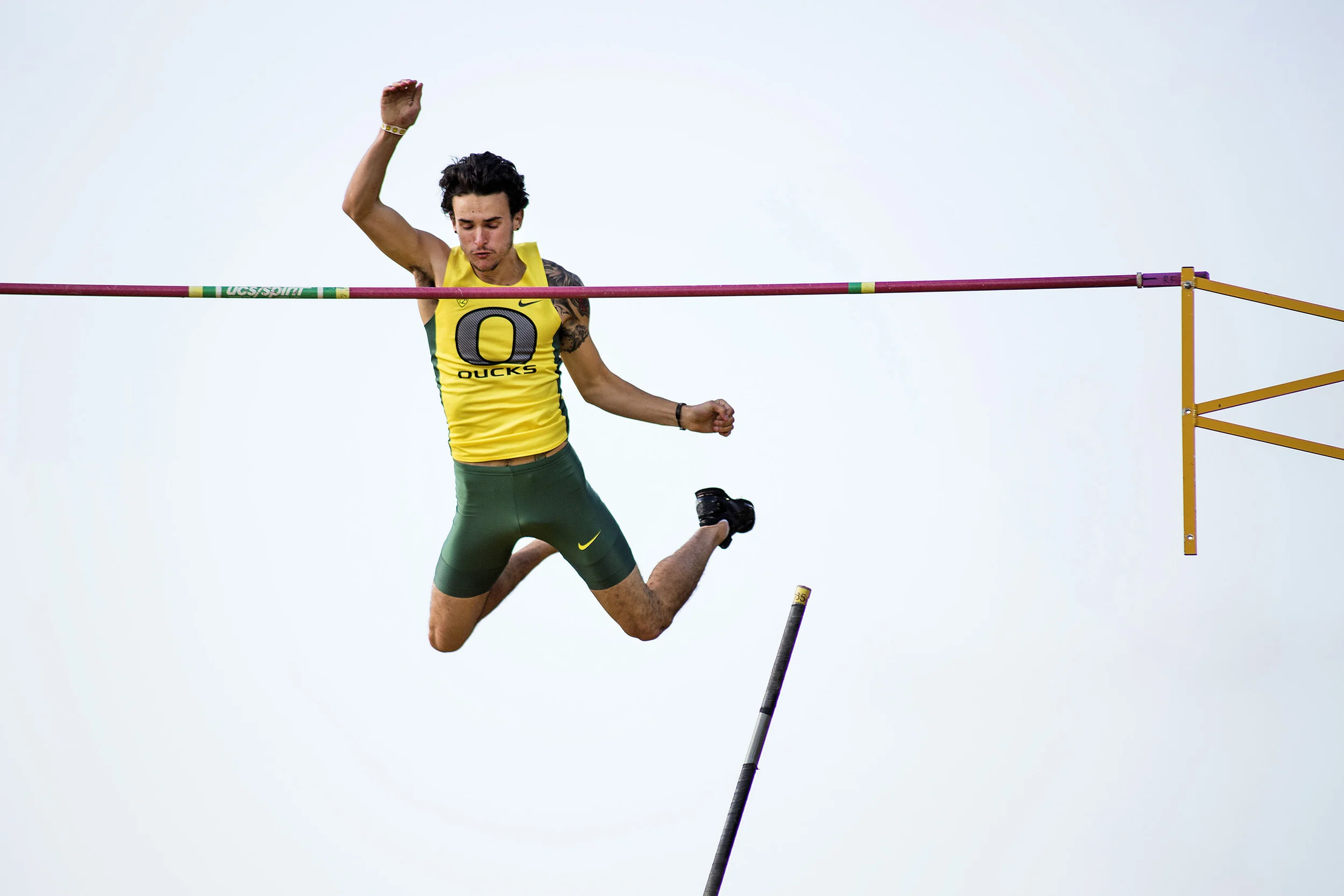   19 April&nbsp;2014, Eugene, OR --&nbsp; Oregon's Matt Hidalgo wins men’s pole vault with a final height of 5.20 meters during the Oregon Relays on Saturday at Hayward Field in Eugene.&nbsp; (Copyright KVAL)&nbsp; 