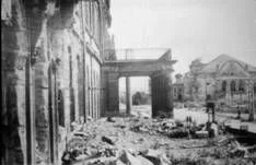 Kassel destruída Friedrichsplatz, Blick vom Weißen Palais zum Staatstheater image076.jpg