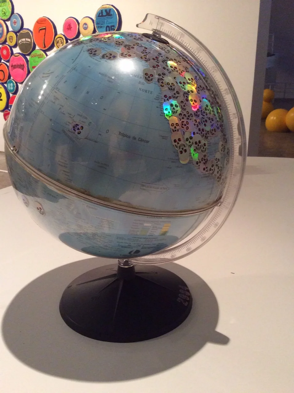 NELSON LEIRNER, Assim É se lhe Parece, 2003, Adesivos sobre globo