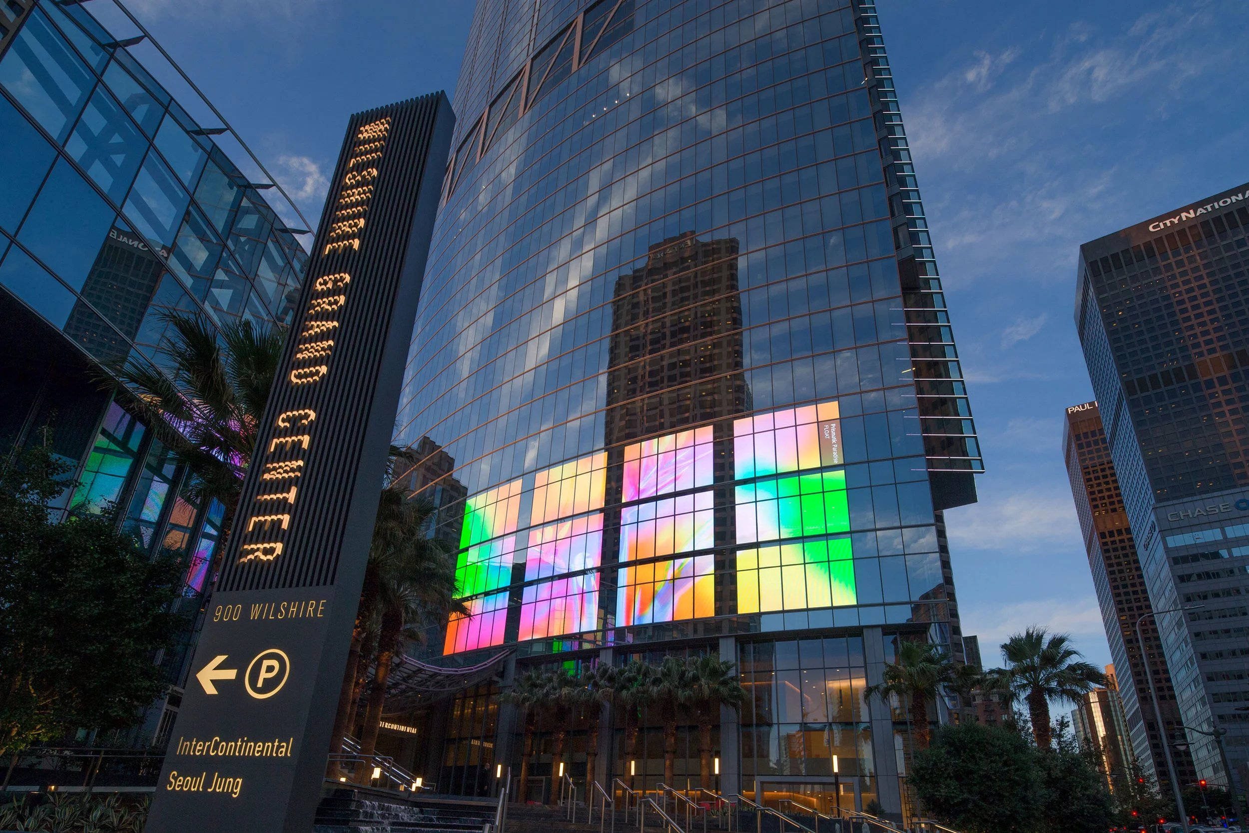 WilshireGrand_Courtyard_01.jpg