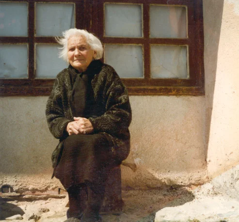 oldwomanwindowSHOPfaces.jpg