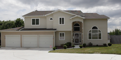 A large Contemporary home at the end of a cul-de-sac with great views!