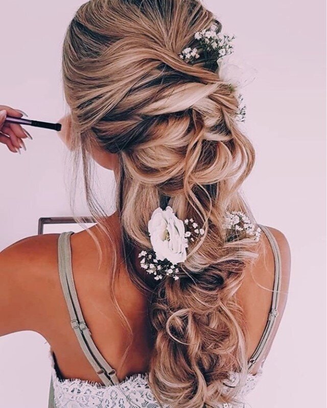 Loose braids complete the dreamy and romantic look. ✨✨✨