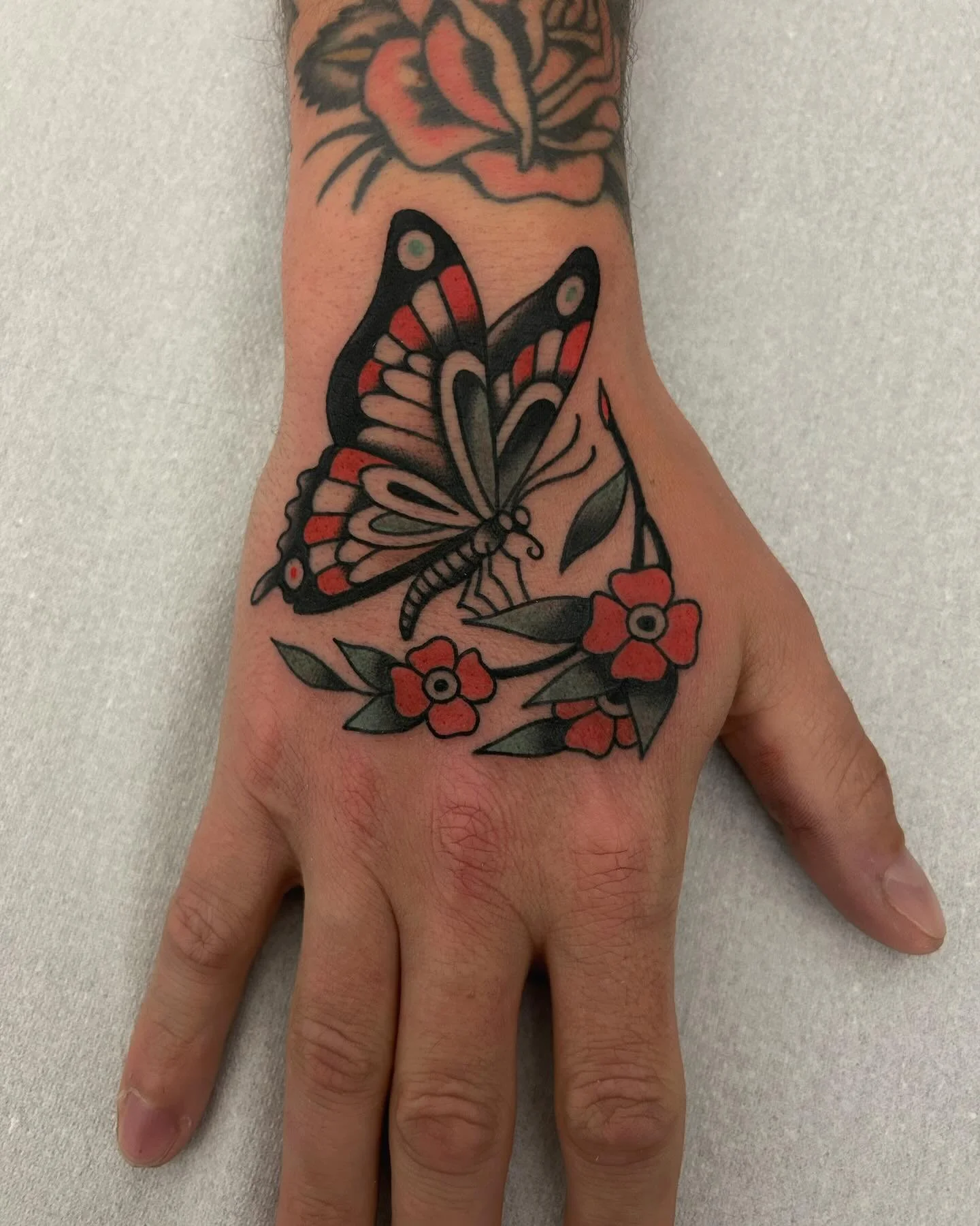 2 hands done recently @nuitnoiretattoo 
DM or info@nuitnoiretattoo.com to book your appointment (spots available in May)
Thanks Philippe & to the great @mydudeness for your trust!