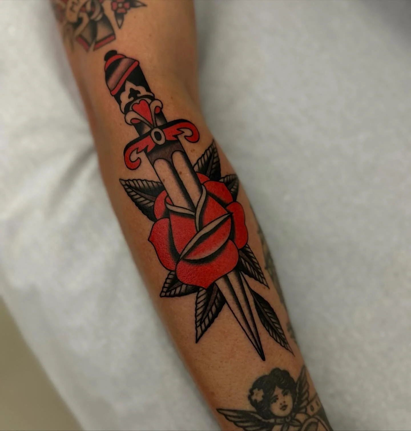 Classic rose & dagger for my friend Leo. Thanks again mate!
Done at the best in town @nuitnoiretattoo 
Bookings open for October!! Dm or info@nuitnoiretattoo.com
Thanks for l👀king!