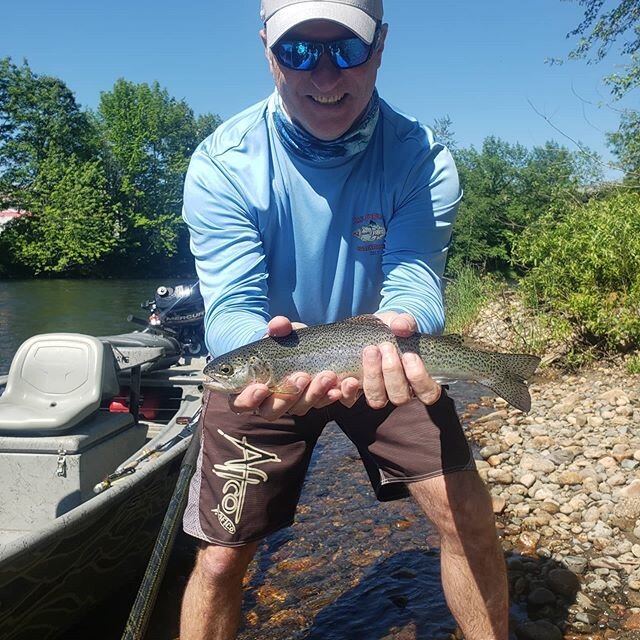 Steven and I had a great early morning to early afternoon session chasing wild bows. These fish like to dance...many LDR's but some made it to the net. @stealthcraftboats @thomasandthomasflyrods .
.
.
.
#wildbows#wildNH#flyfishNH#floatforit#leapers#l