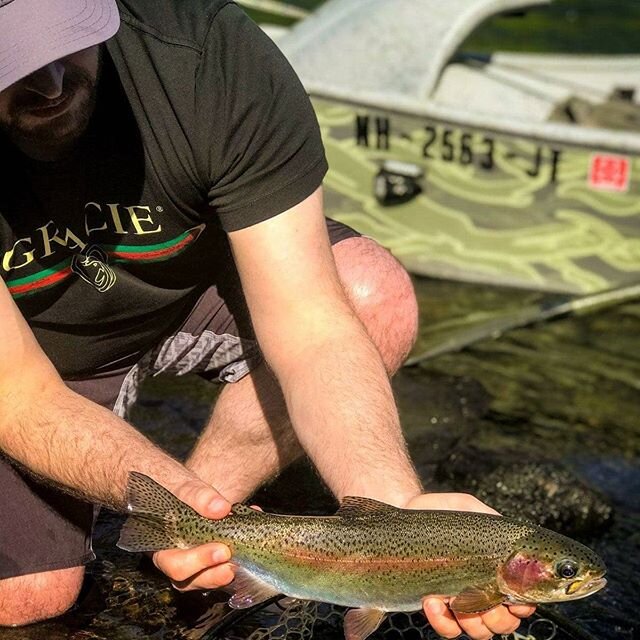 Great morning with @jay_jitsu1 chasing wild bows. Taking a break then back at it for the evening hatch. @stealthcraftboats@thomasandthomasflyrods .
.
.
#flyfishNH#wildNH#wildbows#hillcountryguides