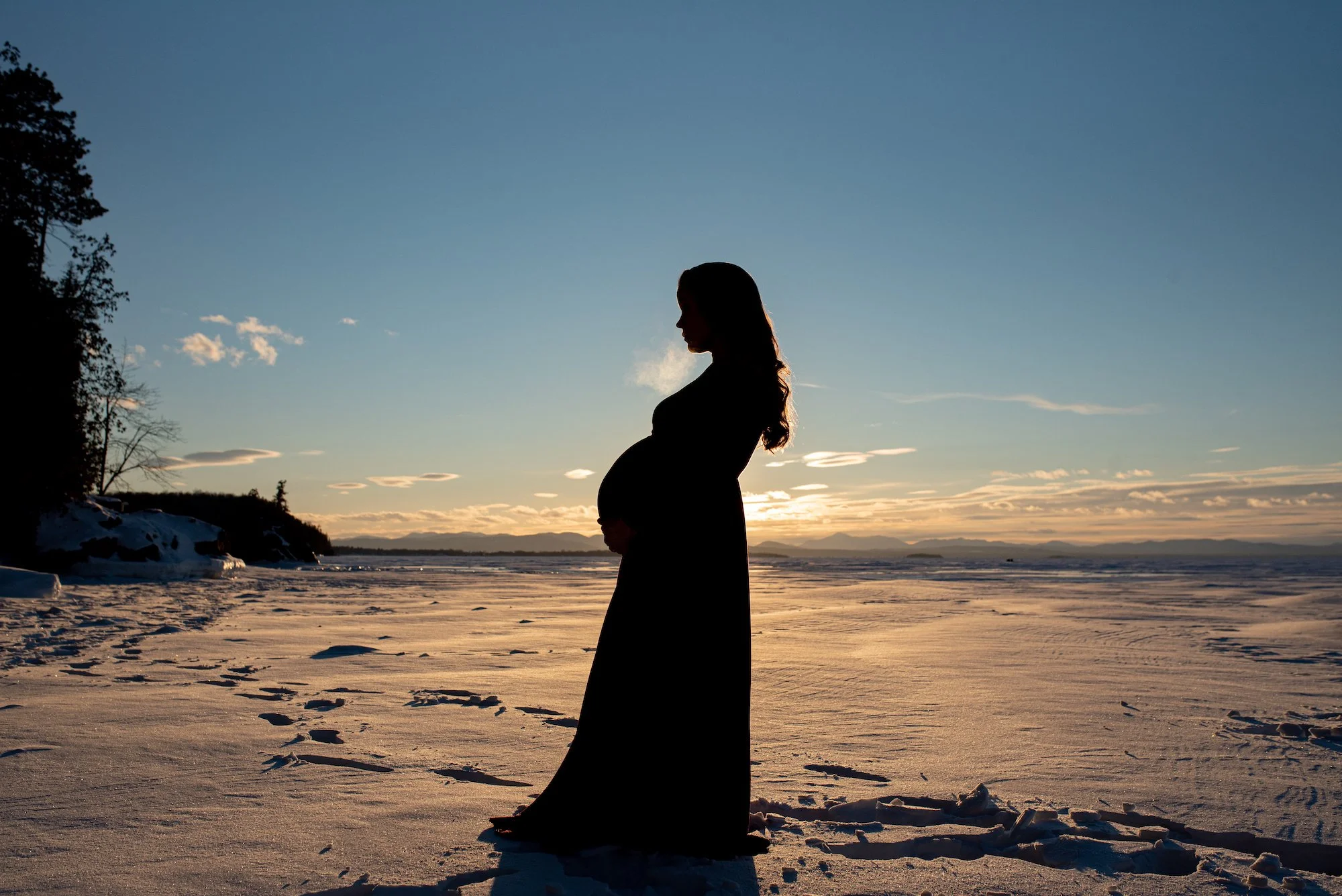 vermont_maternity_photographer_lake.jpg