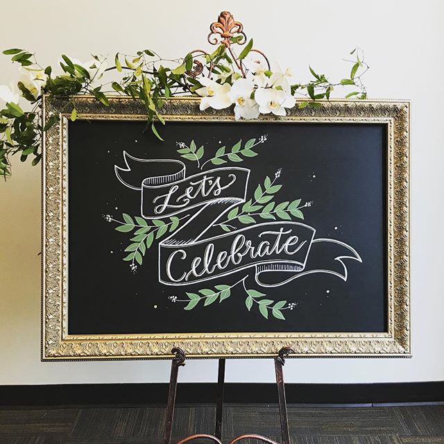 🍾Let's Celebrate!🥂Had a blast creating chalkboards for an event at @thebalconyorlando last night. Love how the florists dressed up the frame with fresh blooms too. -
-
Created with my 👉🏼✋🏼🤚🏼
And my trusty @versachalk pens
