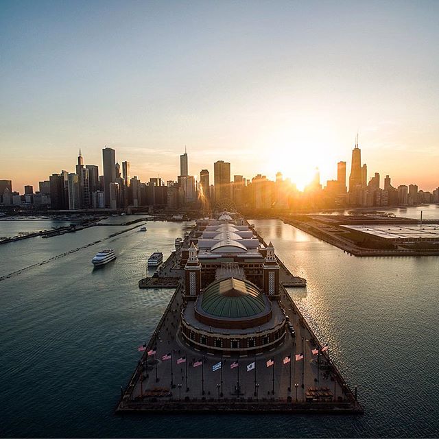 Goodbye #Chicago Summer 🙋♂️🙋. Hello crisp mornings and pumpkin spice everything.
Let's hope for a gentle winter. 📸: Unknown .
.
.
#insta_chicago #artofvisuals #chitecture #chicago_community #chicagoart