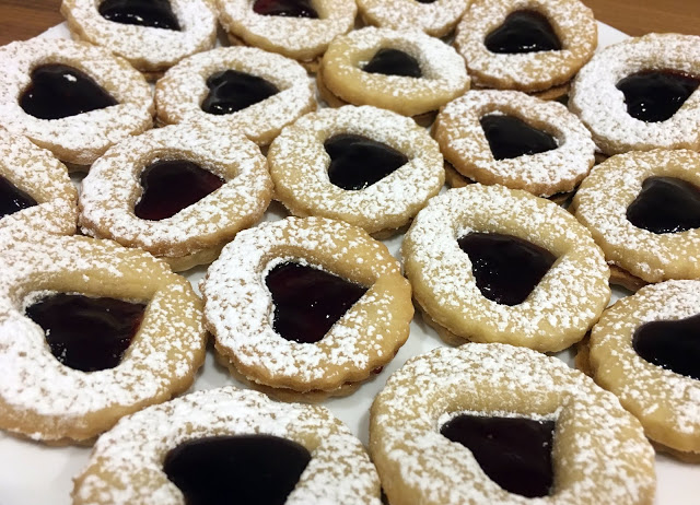 Sandwich your top cookie on top and you are done! A red heart of jam should appear in the middle of your cookie.