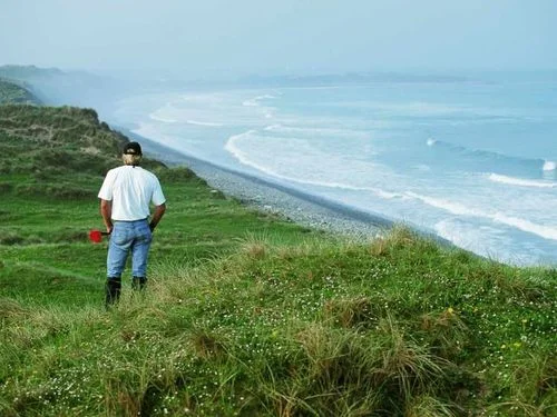 Greg Norman contemplates the dunes during a design visit. Picture via doonbeglodge.com