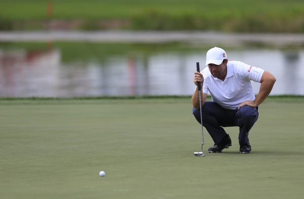 Pádraig Harrington holed a crucial 11-footer for birdie on the 18th to make the cut on the mark in the Valspar Championship at Innisbrook. Pictured at the Honda Classic (above) by Fran Caffrey www.golffile.ie