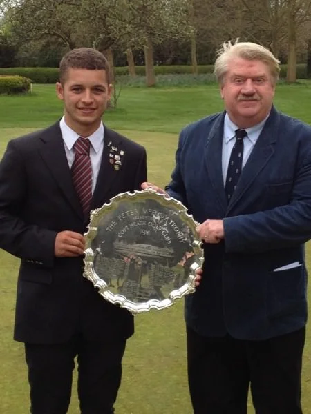 Haydn McCullen receives the trophy from Peter McEvoy. (Click to enlarge)