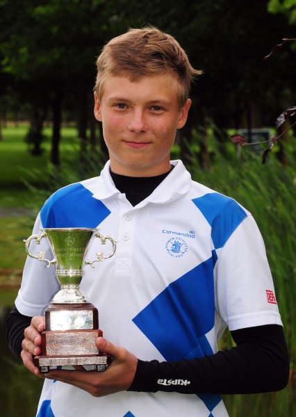 Perre Papunen (Finland) with the Irish Under 15 Boys Amateur Open Championship trophy. Picture by Pat Cashman