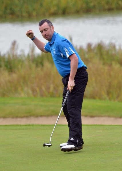 Mark Mullen (Rosslare) holes the winning putt on the 18th green in the 2014 AIG Leinster Senior Cup final at Mount Juliet Golf Club today (24/08/2014). Picture by Pat Cashman