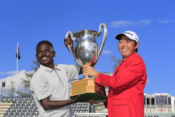 David Lipsky and his caddie celebrate in Crans. Picture: Eoin Clarke, www.golffile.ie