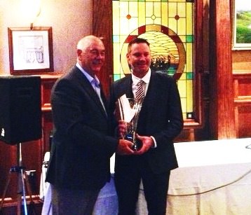 Christy O'Connor Jnr presents Richard Creamer with his prize. 
