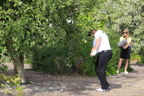 Shane Lowry chips out of the desert at the first. Picture Fran Caffrey www.golffile.ie