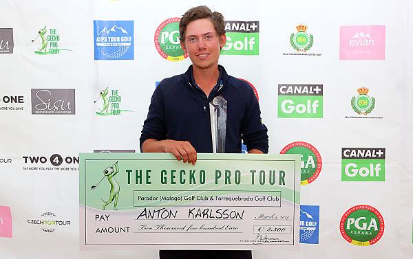 Anton Karlsson with the winner's cheque for €2,500. Picture via Ten-golf.es