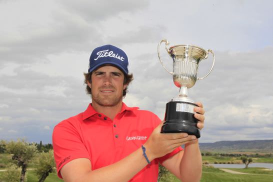 Nacho Elvira with the Challenge de Madrid trophy. Picture courtesy ©Golf File